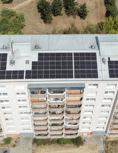 Fotovoltaika na panelovém domě SVJ